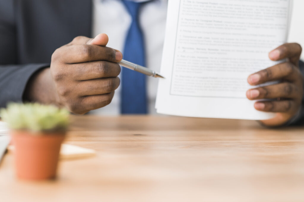 crop ethnique homme montrant des papiers