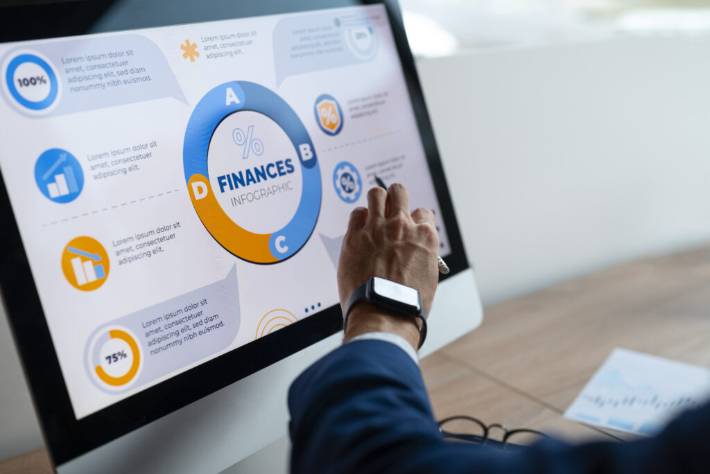 personne au bureau analysant et verifiant les graphiques financiers (1)